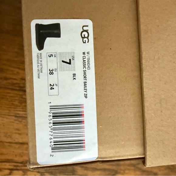 Ugg Classic Short Bailey Zip - Picture 5 of 7